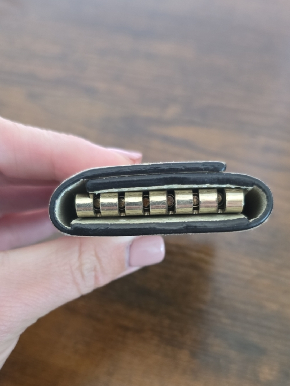 Gucci Cream Monogram Leather Key Holder - Picture 4 of 11